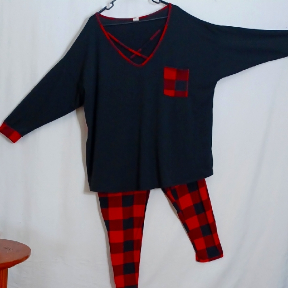 Plaid Woman Pajamas Set - Black and Red ....